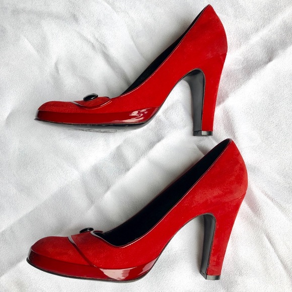 Auth- Marc Jacobs red sued pump with button detail - Picture 3 of 8